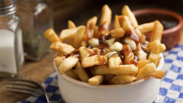 ‘Poutine’系魁北克法语单词，用于表示一种风靡加拿大的快餐小吃，包括炸薯条、干酪凝块和肉汁（图片来源：Thinkstock）