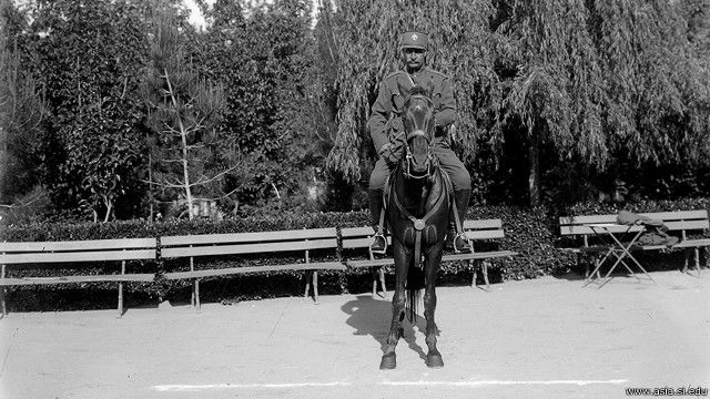 پرتره رضا شاه پهلوی سوار بر اسب زمانی که وزیر جنگ بود
