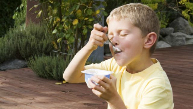 Especialista diz que sucos de caixinha e iogurte são inimigos invisíveis, já que pais acham que estão oferecendo alimento saudável