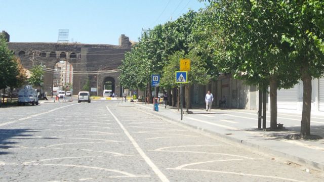 Diyarbakir Da Yasami Durdurma Eylemi Her Yerde Kepenkler Kapali Bbc News Turkce