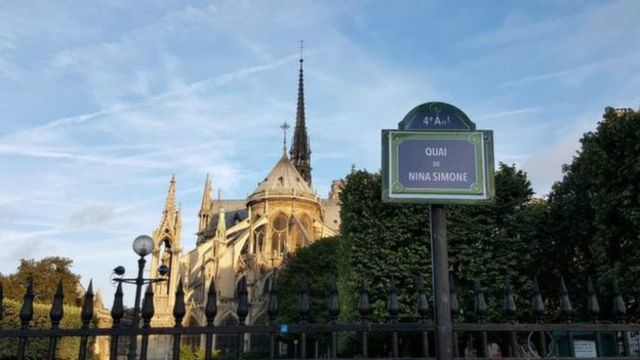 Qrup Notre Dame (yəni Bizim Xanım) kilsəsi ətrafı ərazini seçib, çünki onun adında “kifayət qədər qadına məxsusluq” var.