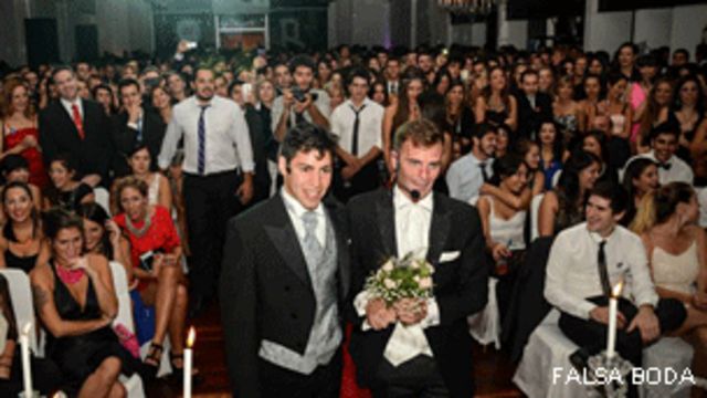 Em um dos casamentos falsos o noivo terminou como gay e se casou com seu parceiro, depois de a noiva sair correndo