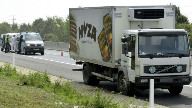 該貨車標有斯洛伐克肉雞場Hyza的標誌。