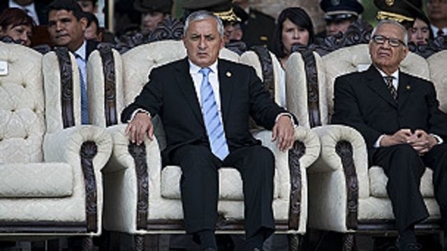 El escándalo ya le costó el puesto a Pérez Molina (izquierda, sentado junto al vicepresidente Alejandro Maldonado).