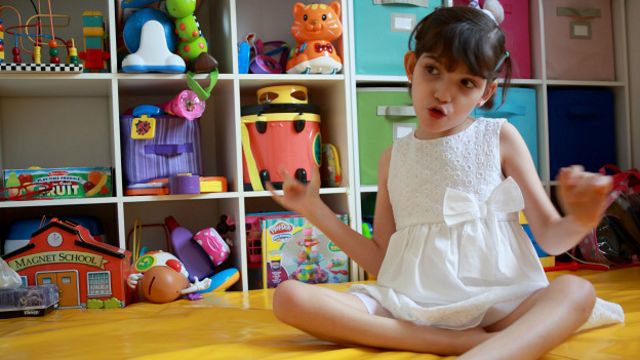 Graciela, de 8 años, tiene el síndrome de Lennox-Gastaut y padece hasta 400 episodios de convulsiones al día. Sus padres han probado 19 tratamientos y una operación de cerebro, sin resultado.