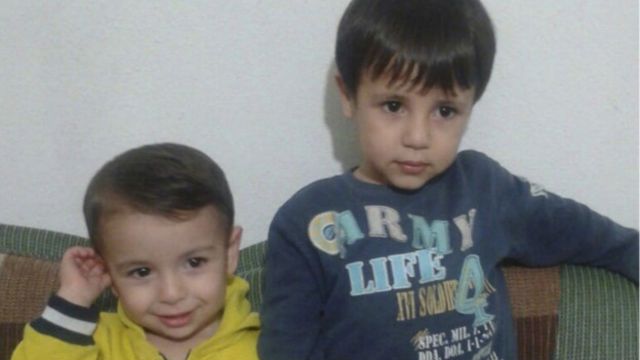 Алан Курді зі старшим братом