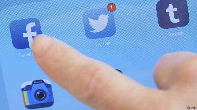 Hai cây viết gặp rắc rối cùng vì những gì viết trên Facebook