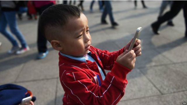 ماہرین کے مطابق سمارٹ فون کی لت کے شکار زیادہ تر بچے ہیں