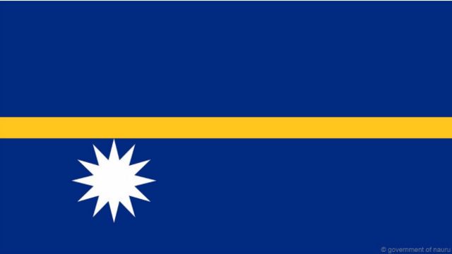 Cờ Nauru có màu xanh dương với một dải băng vàng ở giữa, thể hiện đường xích đạo, và một ngôi sao lớn 13 cánh đại diện cho các thị tộc trong lịch sử Nauru