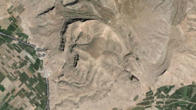 عمق و دهانه ترکها بین نقش رستم و روستای شول بزرگتر و بازتر است