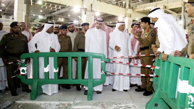 Gubernur wilayah Mekah, Pangeran Khalid al-Faisal, meninjau Masjidil Haram sesaat setelah insiden jatuhnya katrol.