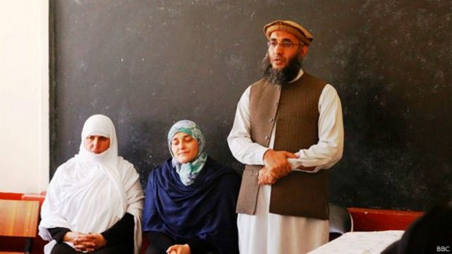 جمیله افغانی زنی که حقوق زنان را به امامان مساجد آموزش می دهد Bbc News فارسی