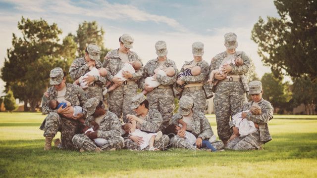 Жінки в армії годують грудьми