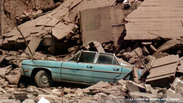 Auto bajo escombros tras el sismo de 1985 en Ciudad de México