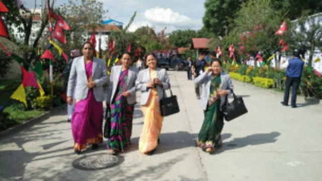 संविधान जारी हुने दिन संविधानसभा भवन परिसरमा निकै ठूलो चहलपहल देखिन्थ्यो