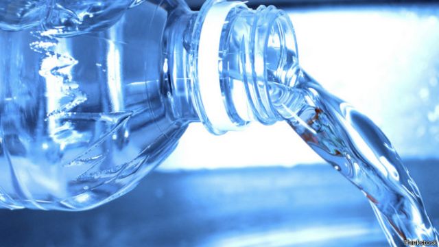 Por qué no debes rellenar las botellas de agua de tus hijos