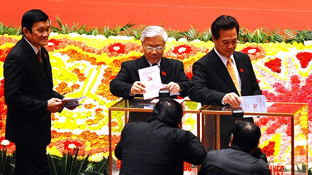 Ông Nguyễn Phú Trọng (giữa) sẽ tại vị chức Tổng Bí thư thêm nhiệm kỳ hay phải nhường ghế cho ông Nguyễn Tấn Dũng (phải) sau Đại hội Đảng 12?