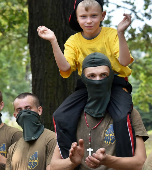 Ребёнок на бойце "Азова"