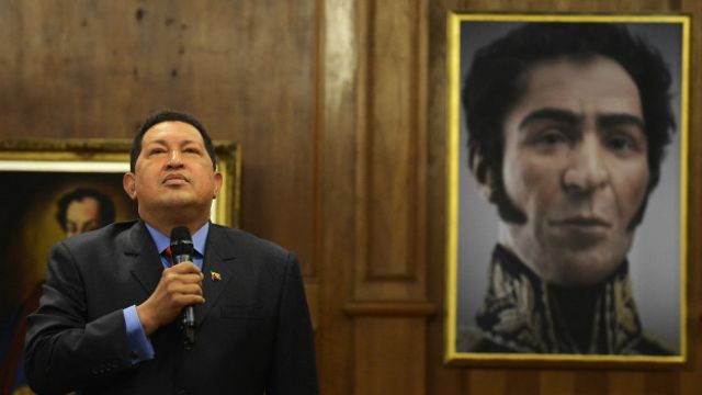 Hugo Chávez y, al fondo, una foto de Simón Bolívar