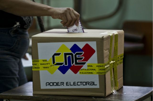 Una persona vota en Venezuela