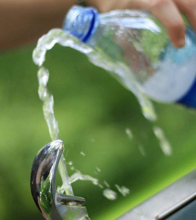 Botella de plástico rellenándose de agua