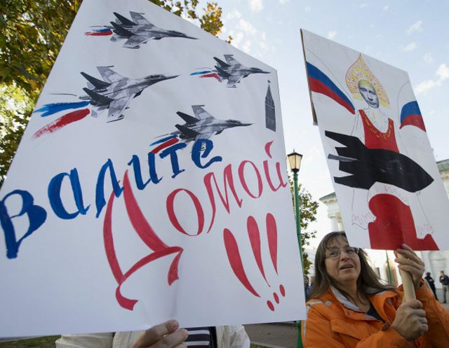 Плакаты на митинге в Минске против размещения российской авиабазы