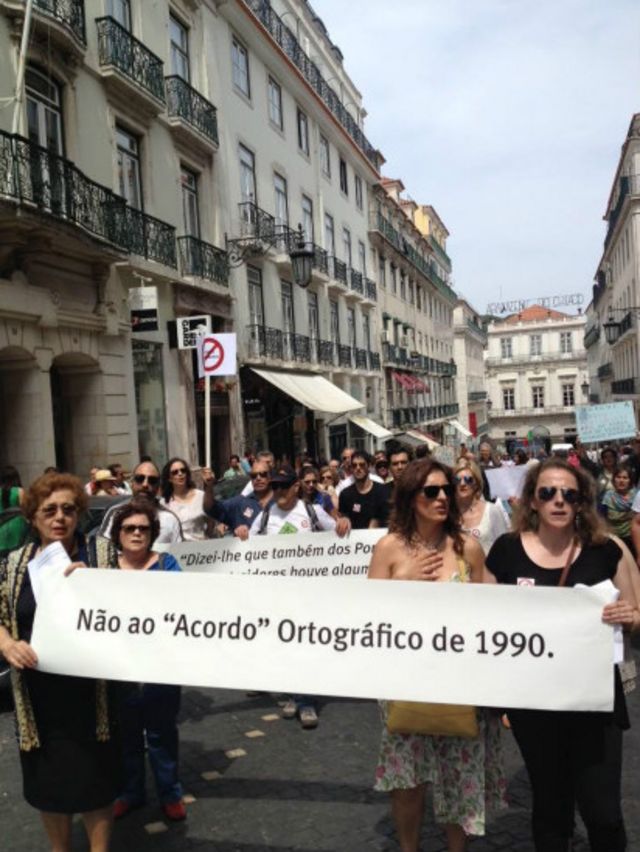 Portugueses preparam cordão humano contra mudanças na ortografia.  Manifestantes afirmam que acordo internacional provocou 'caos' no idioma :  r/brasil