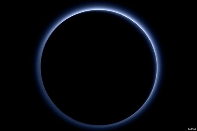 Gambar terbaru ungkap warna biru di cakrawala Pluto - BBC News Indonesia