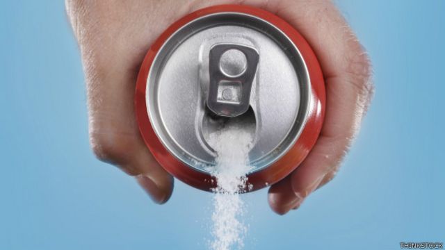 Una sola lata de refresco del tamaño estándar de 330ml contiene el equivalente en azúcares a 9 cucharillas de azúcar, es decir más de la cantidad diaria óptima recomendada por la OMS.
