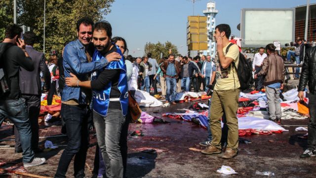 10 Ekim 2015'te Ankara Garı Kavşağı'ndaki barış mitingine yönelik saldırıda 100'den fazla kişi yaşamını yitirdi.