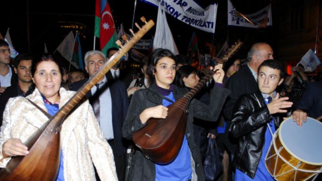 2013-cü il prezident seçkilərində exit-pollar İlham Əliyevin 80 faiz səs topladığını göstərdikdən sonra tərəfdarları küçələrə çıxmışdı. Foto: TOFIK BABAYEV/AFP/Getty Images