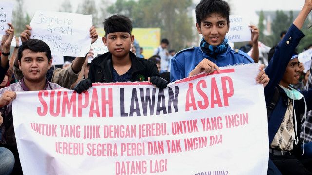Ribuan Mahasiswa Di Pekanbaru Protes Kabut Asap Bbc News Indonesia