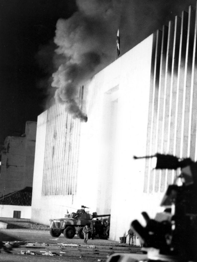 Tanqueta ingresa al edificio del que sale humo.