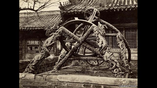 渾天儀。查爾德在中國期間，擔任「帝國海上海關署」工程師。他很快就注意到中國的發明創造和精湛工藝。查爾德這樣描述渾天儀：這是中國最優秀的青銅儀器之一。
