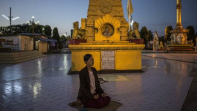 ဟင်္သာတမြို့ ဘုရားမှာ ဝတ်ပြုဆုတောင်းနေသူ တစ်ဦး။