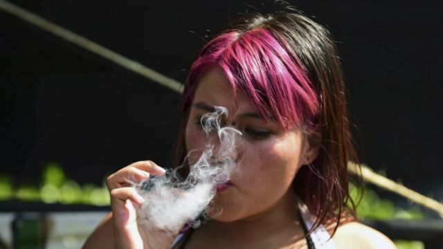 Chica fumando marihuana al frente de la Corte Suprema de México, mientras se discutía el tema de la legalización en noviembre de 2015. Fue aprobada para uso recreativo.