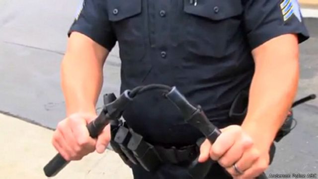 El cuerpo de policía de California que usará los chacos que popularizó  Bruce Lee - BBC News Mundo