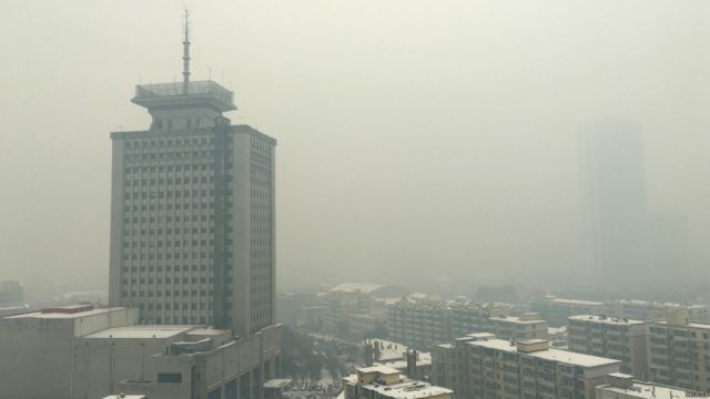 11月9日,霧霾籠罩中的長春市城區建築群。
