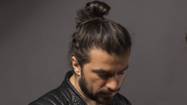 El moño postizo se impone en la moda del peinado para hombres en EE.UU. -  BBC News Mundo