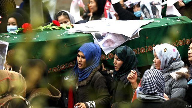 Mujeres acompañando el féretro de una de las víctimas de la minoría Hazara