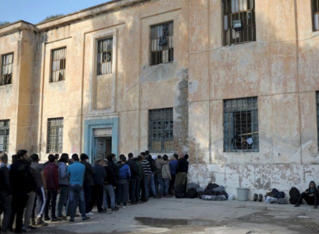 Мігранти та біженці стоять у черзі за продуктами харчування на грецькому острові Лерос