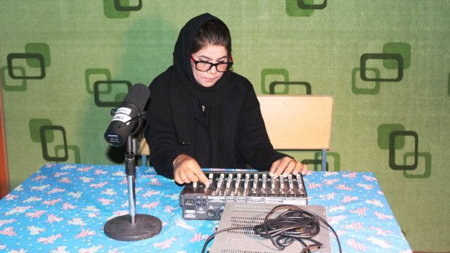 رادیو زنان و جوانان در شمال شرق افغانستان دوباره آغاز به کار کرد Bbc News فارسی