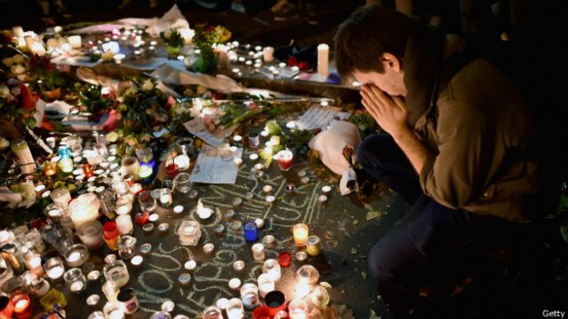 巴塔克蘭劇院外的悼念者。11月16日對巴塔克蘭劇院的襲擊導致90人死亡。