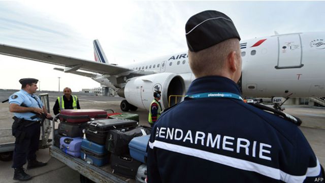 أمريكي منع من السفر بالطائرة لأنه س مع يتحدث العربية Bbc News عربي