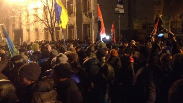 Мітингарі прийшли на Банкову підтримати кримських татар та запитати, чому до них на Херсонщині прийшли силовики