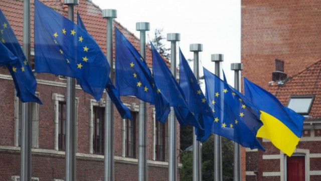Прапори Євросоюзу та України у Брюсселі