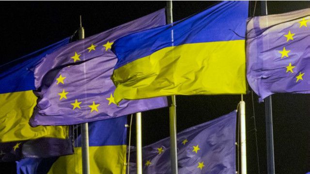 Прапори України та ЄС