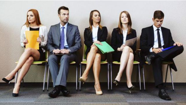 Personas esperando por una entrevista de trabajo