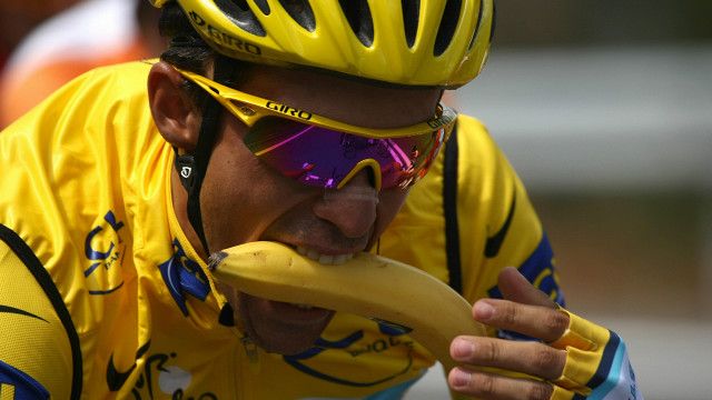 El español Alberto Contador se dispone a comer una banana durante una etapa del Tour de Francia.
