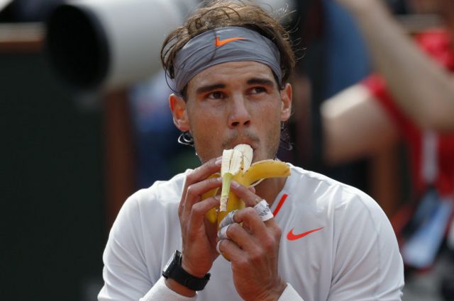 Imágenes como la de Rafael Nadal suele ser común en el tenis, un deporte en el que se pasan varias horas en la cancha.